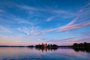 Trakai île Château dans Lac galver, Lituanie photo