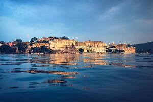 udaipur ville palais sur le coucher du soleil voir. udaïpur, Inde photo