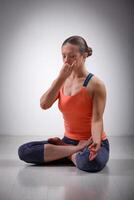 sportif en forme yogini femme les pratiques yoga pranayama souffle contrôle photo