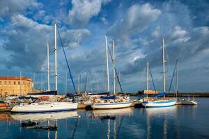 yachts et bateaux dans pittoresque vieux Port de La Canée, Crète île. Grèce photo