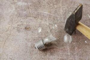 cassé lumière ampoule avec une marteau photo