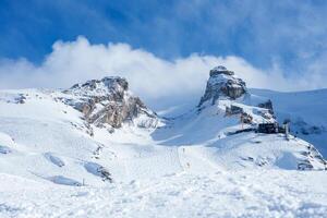 Engelberg, une Suisse Alpes ski station balnéaire, se vante ensoleillé pics pour ski. photo