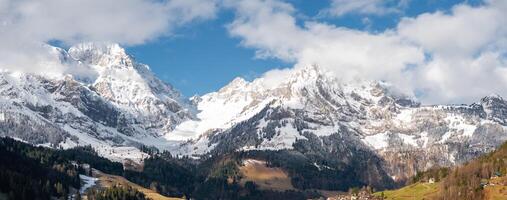 engelberg Suisse recours panorama avec enneigé montagnes et vallée photo