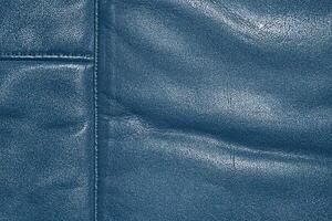 cuir bleu Contexte avec coutures et plis. photo