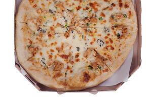 Pizza avec poulet et fromage isoler. photo