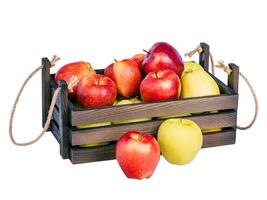 rouge et Jaune pommes dans une en bois boîte. photo