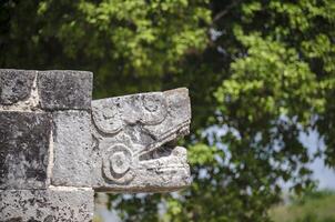 proche en haut de une serpent tête à chichen Itza, merveille de le monde photo