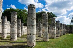 le cent Colonnes groupe à chichen Itza, merveille de le monde photo