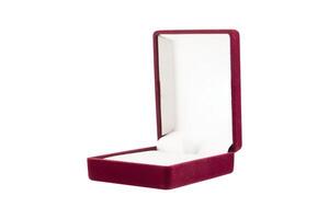 rouge velours cadeau boîte pour bijoux isolé sur blanc Contexte photo