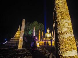 paysage historique parc dans Thaïlande à nuit. le ancien temple cette présente humains est situé dans la Thaïlande historique ville. monde patrimoine. photo