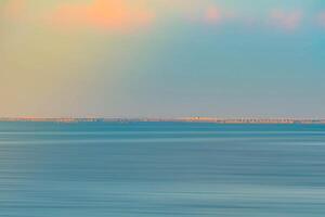 aérien panorama de la Thaïlande verdoyant, avec bleu et bleu vert le mer, et des nuages brillant par lumière du soleil dans le Contexte. photo