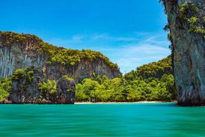 aérien panorama de la Thaïlande verdoyant, luxuriant tropical île, nationale parc île, avec bleu et bleu vert le mer, et des nuages brillant par lumière du soleil dans le Contexte. photo