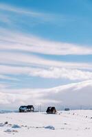 coloré village Maisons dans une neigeux Montagne vallée contre le Contexte de des nuages photo