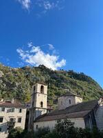 cloche la tour de le cathédrale de st. tryphon dans kotor à le pied de le montagnes. Monténégro photo