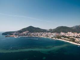 bateaux à moteur voile le long de le baie de kotor contraire le recours côte de budva. Monténégro. drone photo