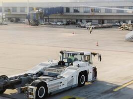 afines, Grèce - 20 août 2023. aérodrome tracteur tire en haut à le aéroport Terminal photo