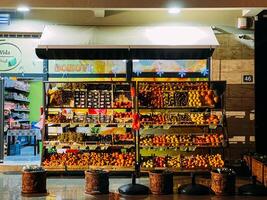 boudva, Monténégro - 25 décembre 2022. plateaux avec divers Frais des fruits dans des boites près le magasin illuminé par les lampes photo