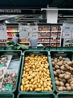 boudva, Monténégro - 25 décembre 2022. Frais des légumes mensonge dans Plastique des boites dans le supermarché photo