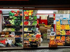 boudva, Monténégro - 25 décembre 2022. des fruits et des légumes dans des boites sur marché stalles illuminé à nuit photo