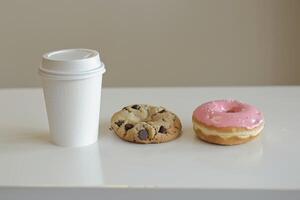 ai généré une papier carton café tasse et deux beignets sont sur le table photo