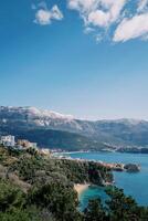 budva vieux ville sur le rivage à le pied de le montagnes. Monténégro photo