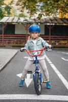 peu fille à balade Publique bicyclette sur un de circulation terrain de jeux dans Prague, tchèque république, L'Europe . haute qualité photo