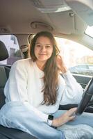 portrait de Jeune femme à l'intérieur voiture intérieur. le voiture comme une endroit dans lequel une important partie de gens vies passe photo