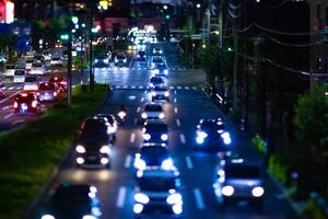 une nuit miniature circulation confiture à le centre ville rue dans tokyo photo