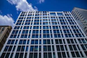 une nuage reflétant le bâtiment dans le affaires ville longue coup photo