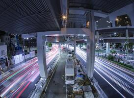 une nuit circulation confiture à le Urbain rue dans tokyo poisson œil coup photo