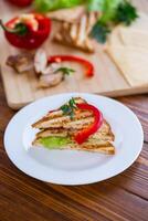 frit pain grillé avec poulet, salade, légumes verts sur une en bois table photo