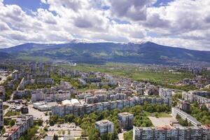 aérien vue de une drone de une ville suivant à le montagne, Sofia ,Bulgarie photo