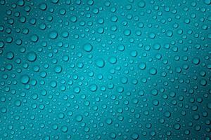 humide avec des gouttes d'eau fond turquoise foncé avec éclairage dégradé aux deux coins, macro photo