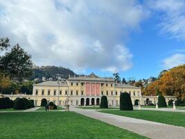 viens, Italie - 12 novembre 2023. vert parc dans de face de le vieux villa olmo sur le rivages de Lac Côme. Italie photo