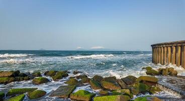 moussu rochers et vagues, bord de mer Voyage Contexte photo