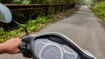 motocycliste aventure, premier la personne Voyage sur isolé route photo