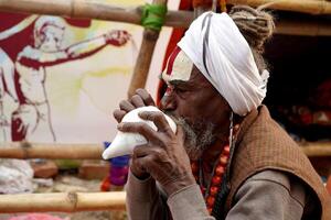 15e janvier 2023, Calcutta, Ouest Bengale, Inde. sandhu baba soufflant Shankh à Calcutta ganga Sagar transit camp photo