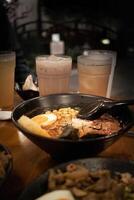 Japonais ramens, baguettes, Oeuf dans bol, traditionnel cuisine servi, nouilles, Viande dans fermer voir, chaud soupe rempli avec garnitures, photo