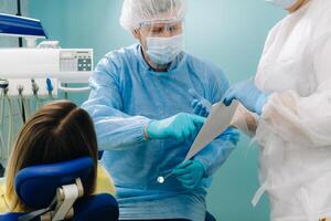 dentiste expliquant le détails de le radiographie à le sien patient dans le Bureau photo