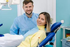 une magnifique fille patient est séance dans le dentiste Bureau à le accueil et suivant à le médecin photo