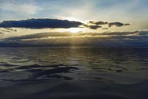 paysage marin avec beau coucher de soleil et ciel dramatique photo