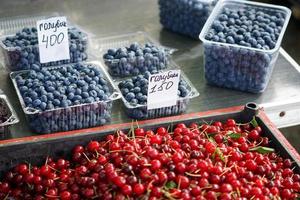 fond naturel avec des fruits rouges cerise photo