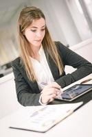 femme d'affaires avec une tablette au bureau photo