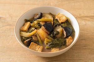 ragoût de légumes chinois au tofu ou soupe de mélange de légumes photo