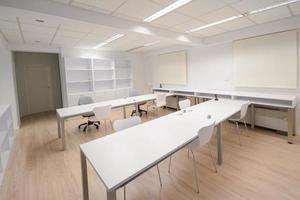 bureau moderne avec mobilier blanc photo