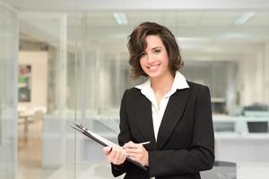 femme d'affaires dans un intérieur de bureau moderne photo