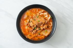 nouilles coréennes udon ramen au porc dans une soupe au kimchi photo