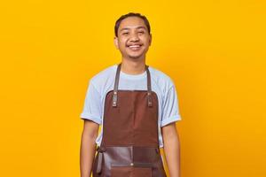 portrait d'un homme joyeux et positif souriant exprimant des émotions positives sur le visage isolé sur fond jaune photo