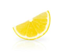 Vue de dessus de la tranche de citron texturé isolé sur fond blanc photo