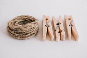 pinces à linge en bois avec corde sur fond blanc. vue d'en-haut. place pour votre texte photo